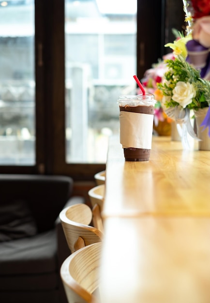 Cocoiced czekolada w filiżance na drewnianym stole w kawiarni koncepcja napój spożywczy i kopia zdrowia spacevertical