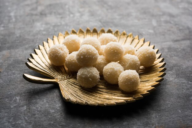 Coconut Sweet Laddoo LUB Nariyal Laddu to popularne jedzenie festiwalowe z Indii. Podawane na nastrojowym tle, selektywne skupienie