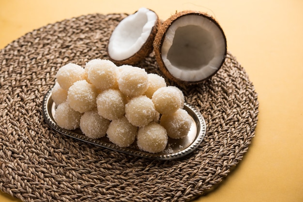 Coconut Sweet Laddoo LUB Nariyal Laddu to popularne jedzenie festiwalowe z Indii. Podawane na nastrojowym tle, selektywne skupienie