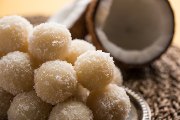 Coconut Sweet Laddoo LUB Nariyal Laddu to popularne jedzenie festiwalowe z Indii. Podawane na nastrojowym tle, selektywne skupienie