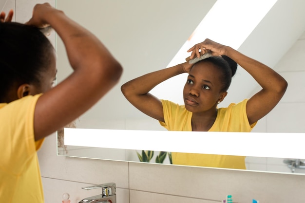 Codzienna pielęgnacja włosów dla afrykańskiej dziewczyny