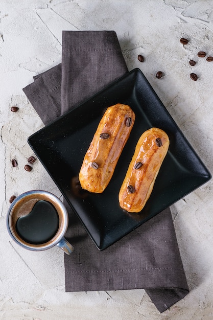 Coffe Eclair Z Filiżanką Kawy