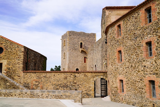 Collioure widok wnętrza średniowiecznego zamku Langwedocja-Roussillon Francja Francuskie wybrzeże katalońskie