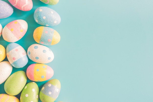 Coloeful Easter jajka na pastelowego koloru tle z przestrzenią.