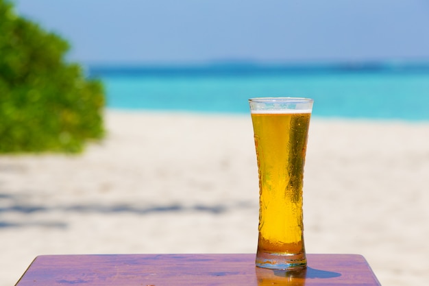 Coloerful koktajl i napój na plaży