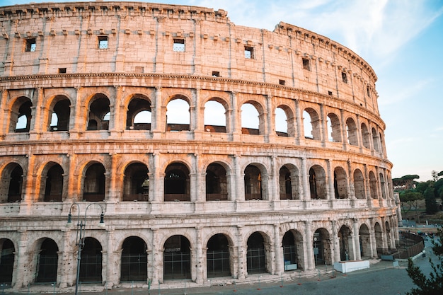 Colosseum lub Coliseum błękitne niebo w Rzymie