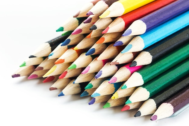 Colour ołówki odizolowywający na białym tła zakończeniu up