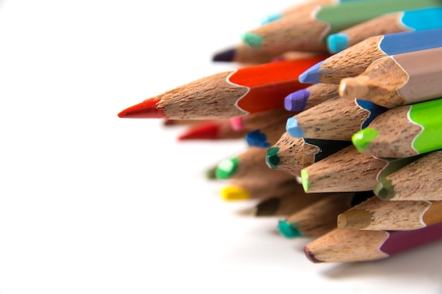 Colour ołówki odizolowywający na białym tle zamykają up z ścinek ścieżką