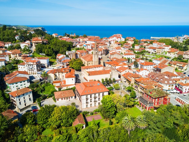 Comillas city panoramiczny widok z lotu ptaka, region Kantabria w Hiszpanii