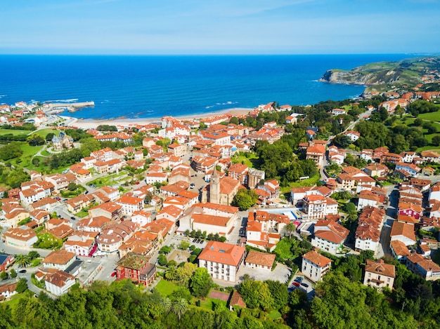 Comillas city panoramiczny widok z lotu ptaka, region Kantabria w Hiszpanii