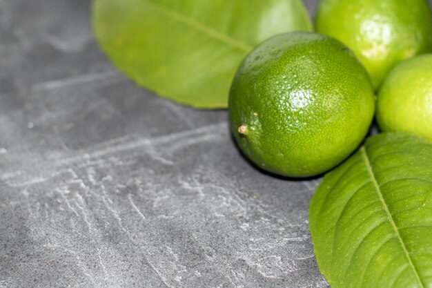 Conjunto De Limones Verdes Freski Sobre Fondo Gris