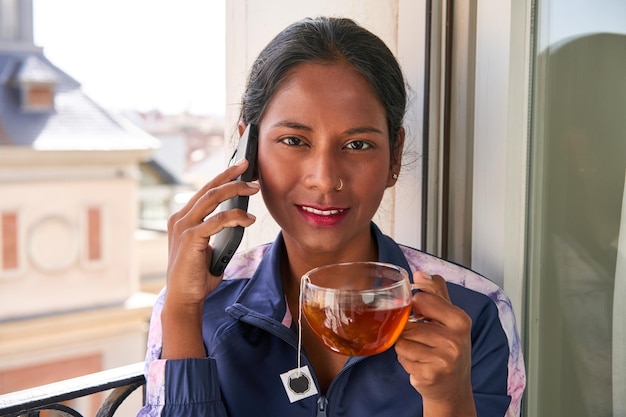 Connected Comfort Hinduska Wielozadaniowość Z Herbatą I Telefonem Na Parapecie