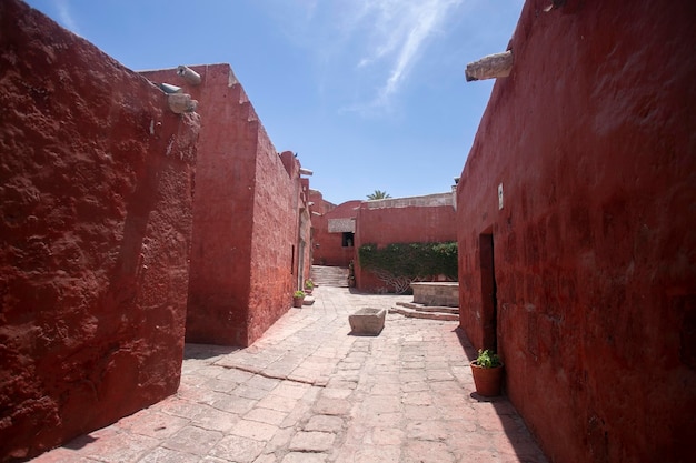 Convent of Santa Catalina, to religijny kompleks turystyczny położony w centrum Arequipy w Peru.