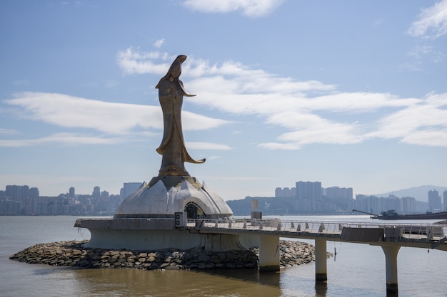 Zdjęcie cooper guan yin buddha statua w macau