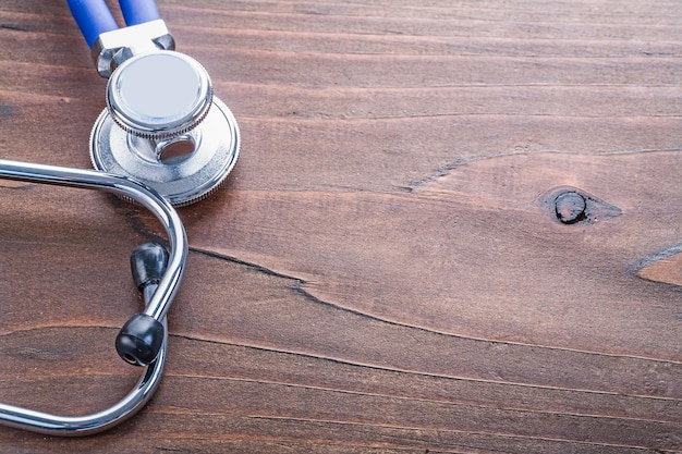 Copyspace z bliska medyczny stetoskop na vintage drewnianej desce medycznej comcept