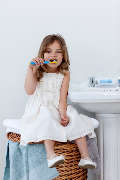 Córka czyści jej zęby w łazience