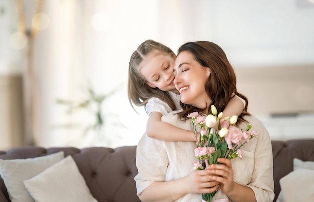 Córka daje matce bukiet kwiatów na dzień matki Szczęśliwego dnia matki