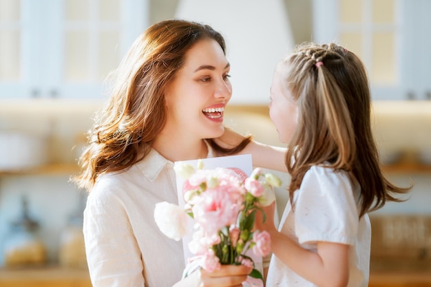 Córka daje matce bukiet kwiatów