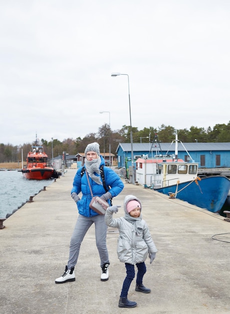 Córka i mama bawią się na molo