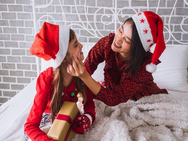 Córka i matka świętują Boże Narodzenie w domu