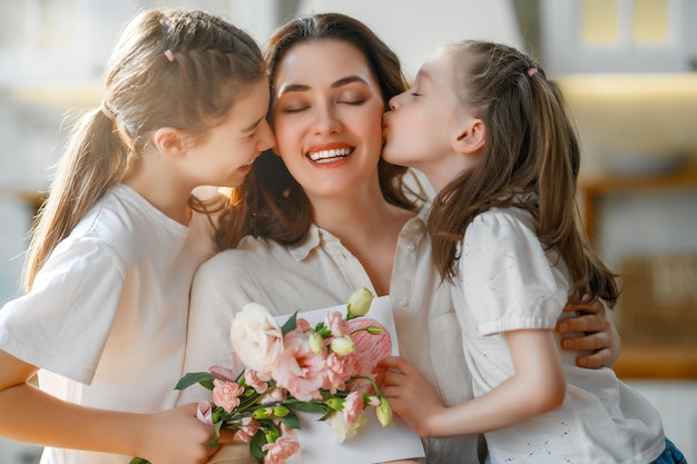 Córki dają matce bukiet kwiatów