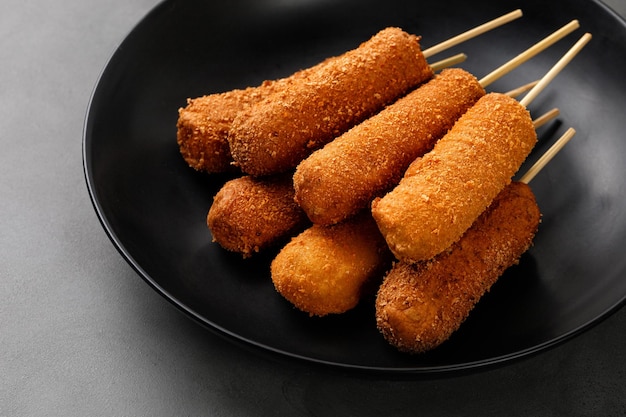 Corn Dog Tradycyjne Amerykańskie Jedzenie Uliczne Corndog Corndog Na Czarnym Talerzu