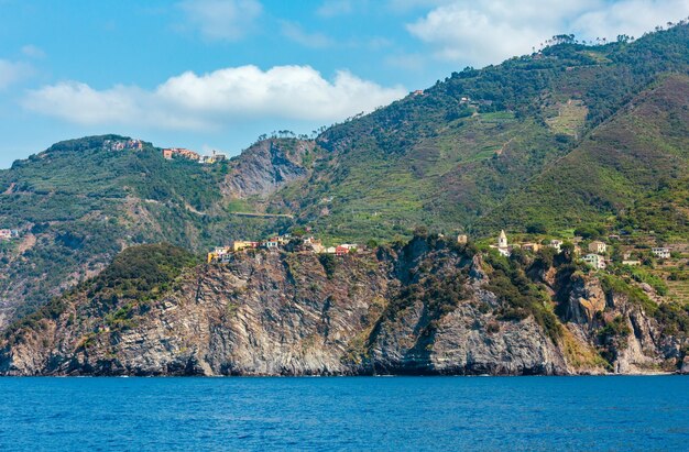 Corniglia ze statku Cinque Terre