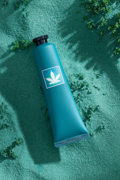 Zdjęcie cosmetic product packaging with marijuana leaf motif