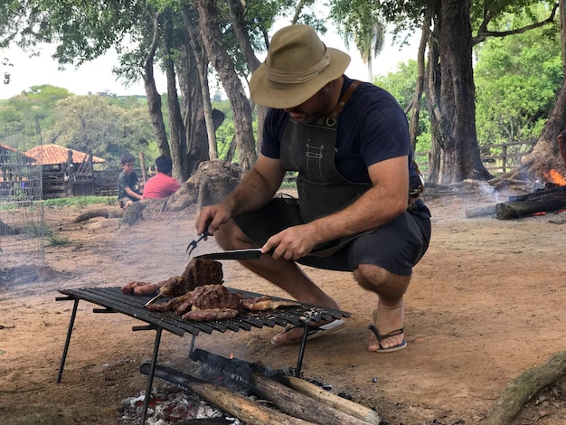 Costela de Chao Tradycyjny brazylijski grill Woodroasted żeberka w polu