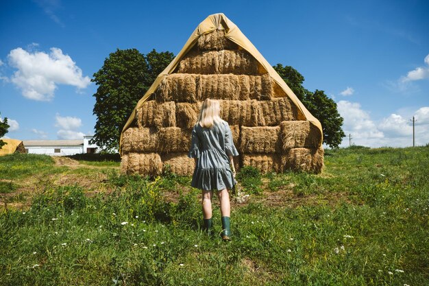 Cottagecore proste życie wiejska estetyka styl życia nowoczesna wiejska fantazja duszpasterska estetyka młoda