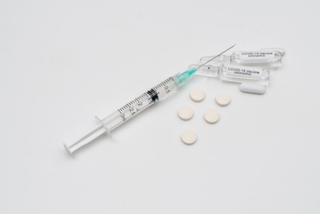 COVID 19 Szczepionka przeciw koronawirusowi i wstrzyknięcie strzykawki Służy do zapobiegania, immunizacji i leczenia COVID-19
