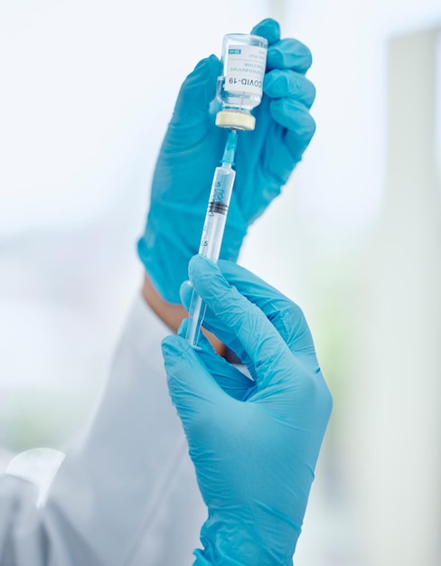 Covid lek i szczepionka z rękami lekarza trzymającego strzykawkę i szklaną fiolkę dla opieki zdrowotnej, farmacji i nauki Innowacje medyczne i badawcze z farmaceutą pracującym nad leczeniem wirusa