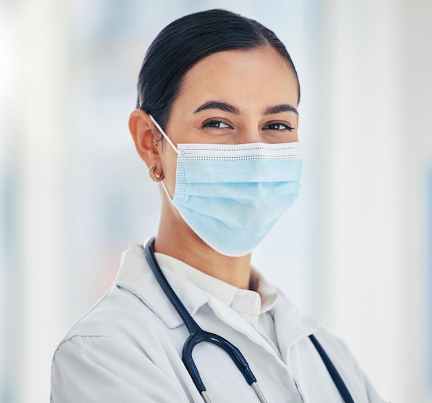 Covid lekarz z maską na twarz dla medycyny bezpieczeństwa i higieny podczas pracy w szpitalu medycznym lub klinice Portret kobiety pielęgniarki eksperta ds. opieki zdrowotnej i profesjonalnego pracownika w pandemii wirusa koronowego