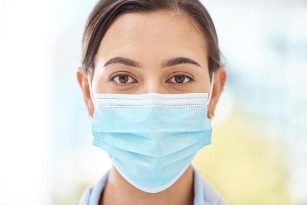 Covid twarz i maska do czystej higieny, gdy kobieta jest bezpieczna i nosi ochronę przed koronawirusem podczas stania Zbliżenie kobiety przestrzegającej przepisów bezpieczeństwa dotyczących wirusa podczas pandemii