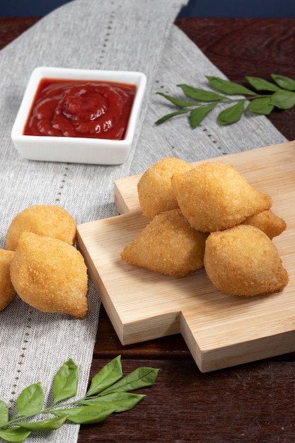 Coxinha z kurczaka, brazylijska przekąska. Selektywne skupienie.