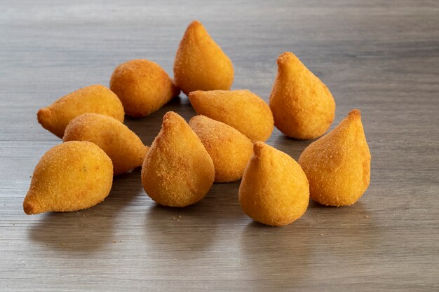 Coxinha z kurczaka, brazylijska przekąska.