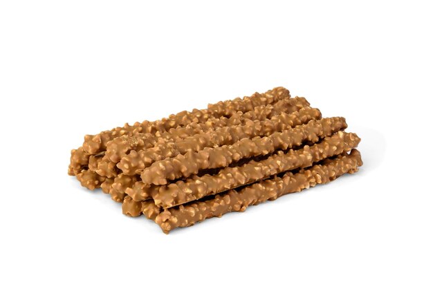 Zdjęcie cracker pretzel kijki toffeecream glazurowanie i orzeszki ziemne izolowane na białym tle