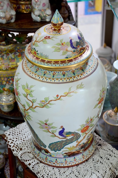 Zdjęcie craft benjarong to tradycyjna tajska ceramika w pięciu podstawowych kolorach