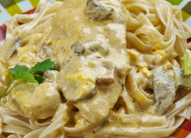 Creamy Toscan Garlic Chicken - soczysty kurczak w panierce podawany na makaronie z pysznym kremowym toskańskim sosem czosnkowym