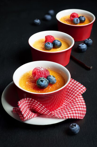 Creme brulee (krem brulee, palona śmietana) z malinami i jagodami