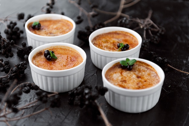 Creme brulee w białej misce ze skórką cukrową. Fotografia studyjna. stylu country.