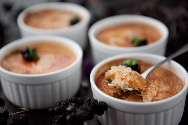 Creme brulee w białej misce ze skórką cukrową. Fotografia studyjna. stylu country.