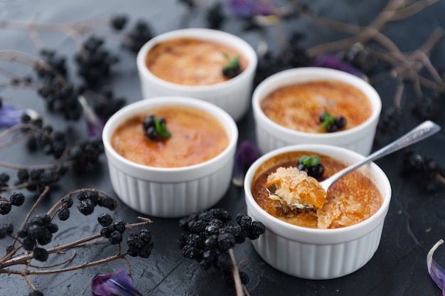 Creme brulee w białej misce ze skórką cukrową. Fotografia studyjna. stylu country.