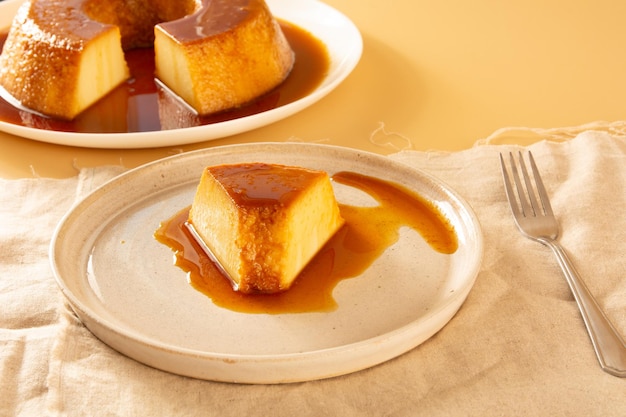 Creme Caramel Condensed Milk Pudim plasterek z przodu na beżowym tle