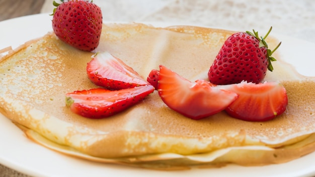 Crepes w stylu francuskim płytki dof z truskawką Generative Ai