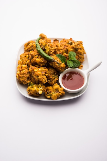 Crispy Corn pakora lub pakoda, bhajji, bhaji, bajji lub pattice. podawany z ketchupem