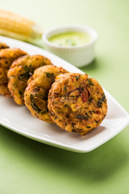 Crispy Corn Tikki, pakora lub pakoda lub pasztecik znany również jako kotlet. podawany z zielonym chutneyem. Selektywne skupienie