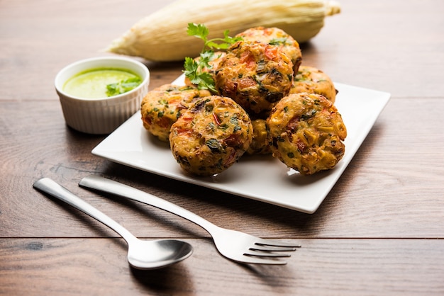 Crispy Corn Tikki, pakora lub pakoda lub pasztecik znany również jako kotlet. podawany z zielonym chutneyem. Selektywne skupienie