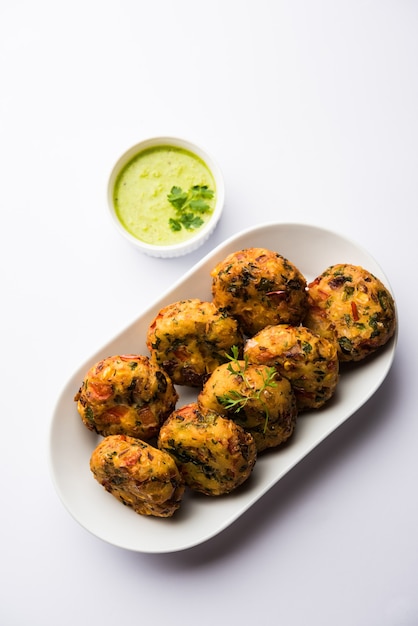 Crispy Corn Tikki, pakora lub pakoda lub pasztecik znany również jako kotlet. podawany z zielonym chutneyem. Selektywne skupienie