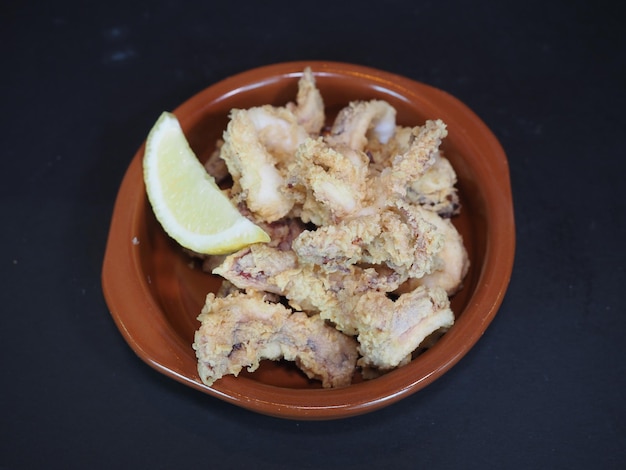 Crispy Fried Squid podawana w naczyniu na ciemnym tle widok z góry